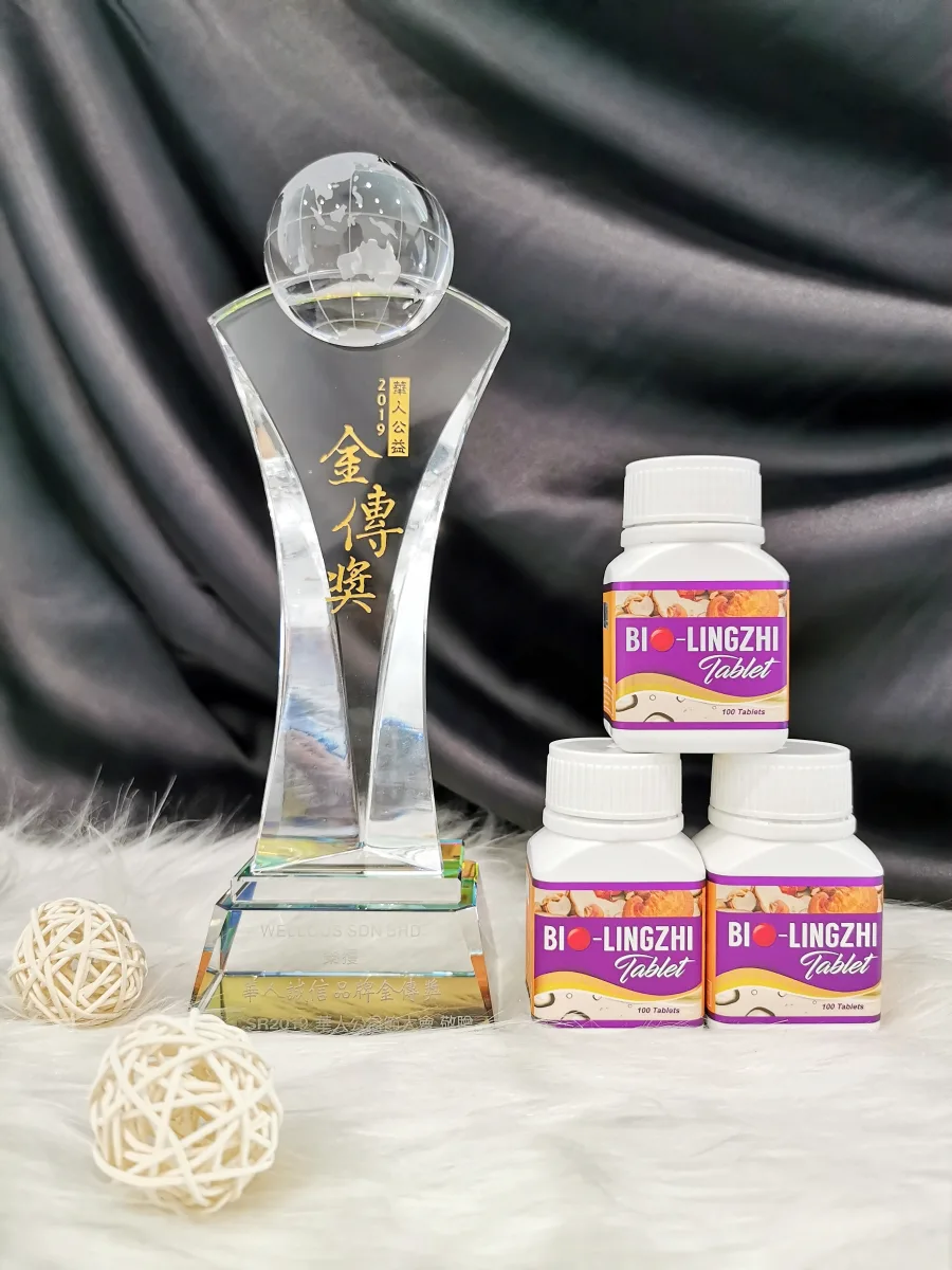 2019年華人公益金傳獎(華人誠信品牌)頒予 Wellous Sdn Bhd,旁為三樽BIO靈芝王