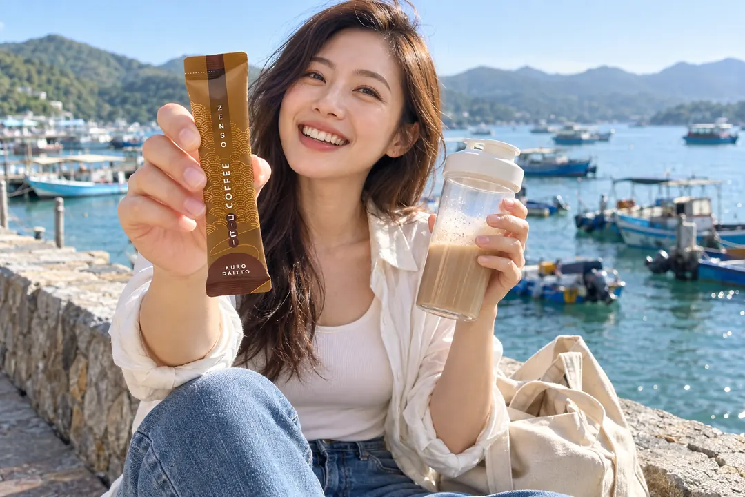 星期六朝早,西貢海傍,一位著牛仔褲嘅女士坐喺石壆,拎起一包咖啡味 Kuro DAITTO