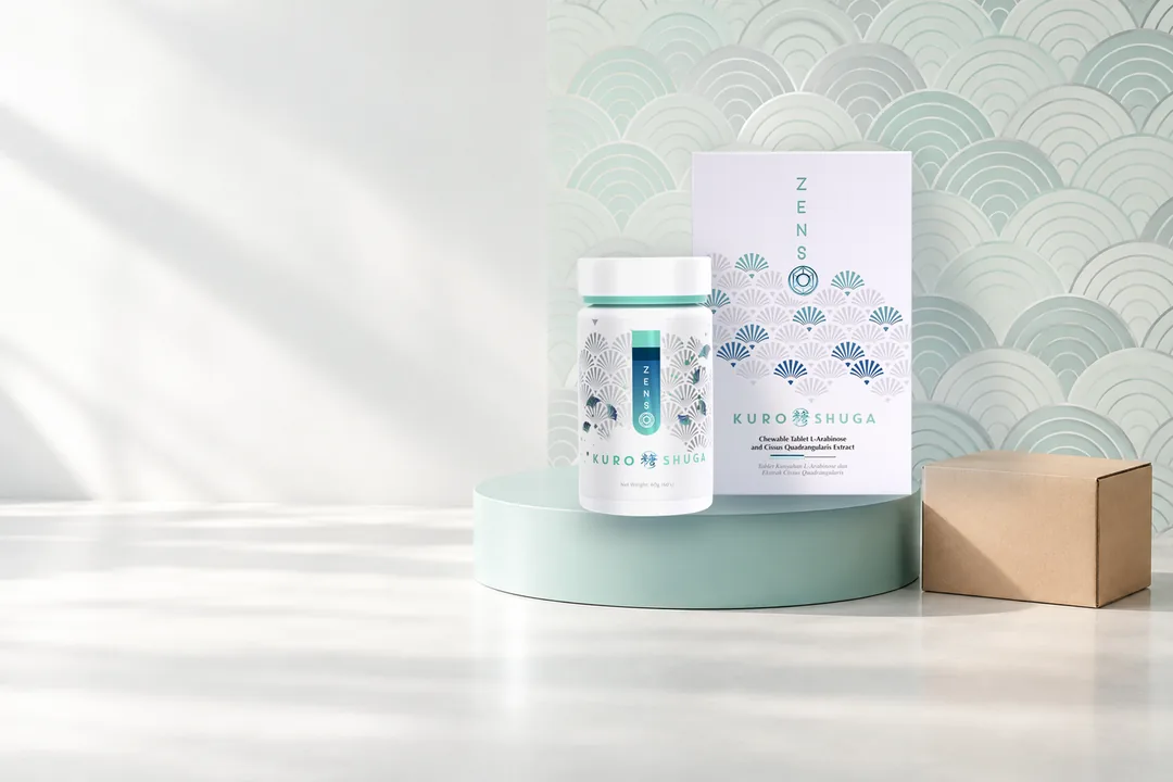 薄荷綠影樓，一樽 ZENSO Kuro SHUGA 同一盒放喺圓台上，旁邊一個牛皮紙箱