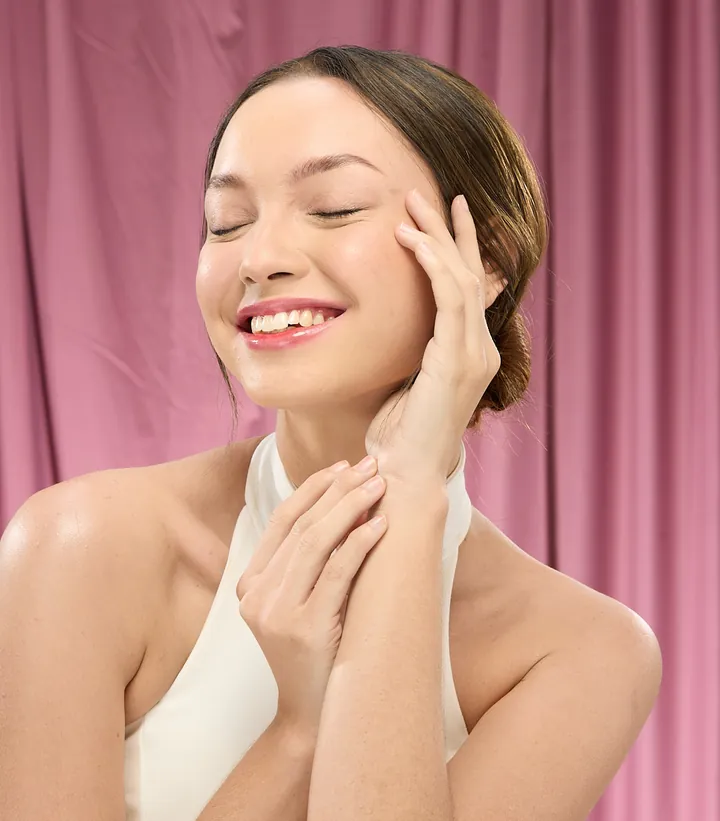 Perempuan tersenyum dengan kulit tampak glowing