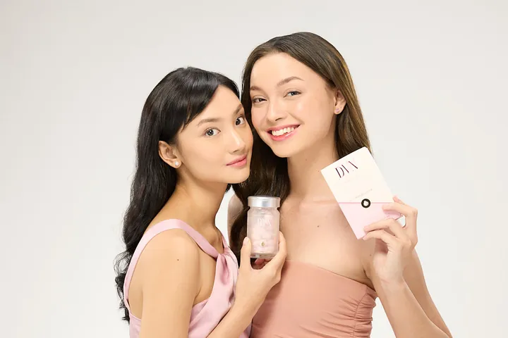 Dua sahabat memegang box dan botol DVN