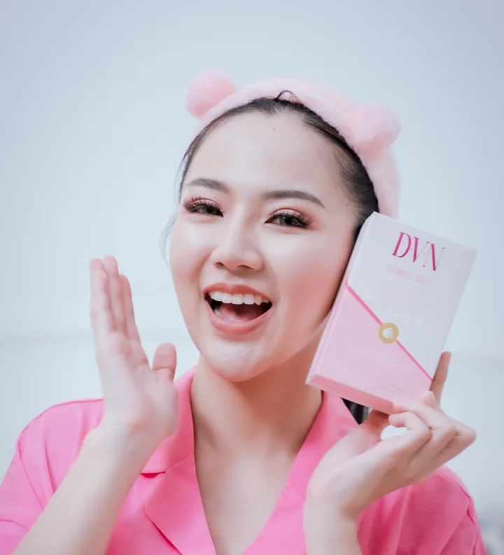 Perempuan berpiyama memegang box DVN