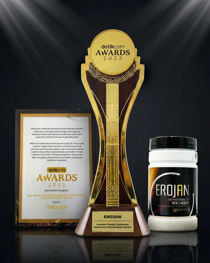 Trofi dan piagam detikcom Awards 2025 untuk EROJAN di samping botol EROJAN