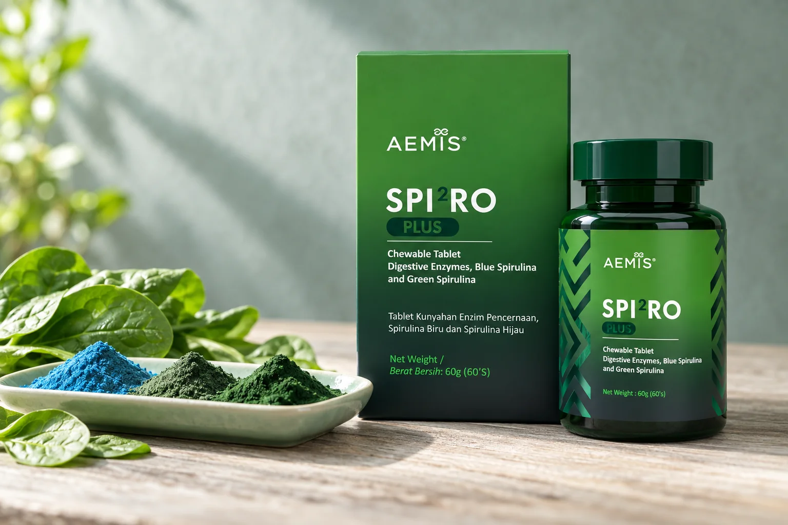SPIRO Plus 盒装与瓶装,旁边是蓝色和绿色螺旋藻粉、小球藻粉与新鲜菠菜叶