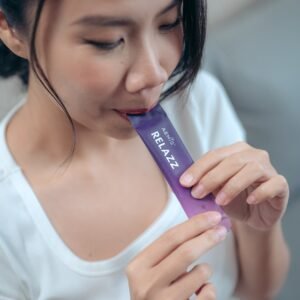Drinking a 20 ml RELAZZ sachet as part of a calm bedtime routine
