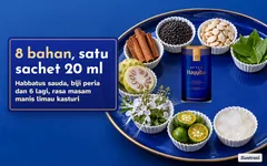 Ilustrasi: tin Hayyiba di atas dulang biru di tengah cawan kertas kuih berisi habbatus sauda, biji peria, gymnema, kayu manis, mengkudu, misai kucing, limau kasturi dan kelapa laut. 8 bahan, satu sachet 20 ml.