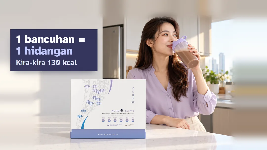 Seorang wanita muda berblaus ungu lembut minum bancuhan Kuro Daitto coklat di dapur, kotak Kuro Daitto di atas kaunter. 1 bancuhan = 1 hidangan. Kira-kira 130 kcal.