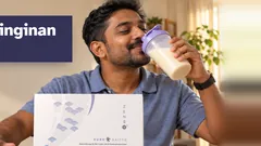 Seorang lelaki minum bancuhan Kuro Daitto vanila sambil menolak sepinggan karipap dan keropok, kotak Kuro Daitto di atas meja. Hentikan keinginan makan snek.