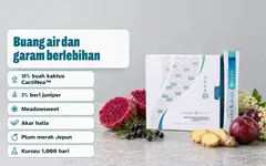 Kotak dan sachet Kuro Mizu bersama buah kaktus pir, beri juniper, halia dan plum merah. Buang air dan garam berlebihan: ekstrak buah kaktus CactiNea™ 10%, ekstrak beri juniper 3%, meadowsweet, halia, plum dan cuka hitam Kurozu.