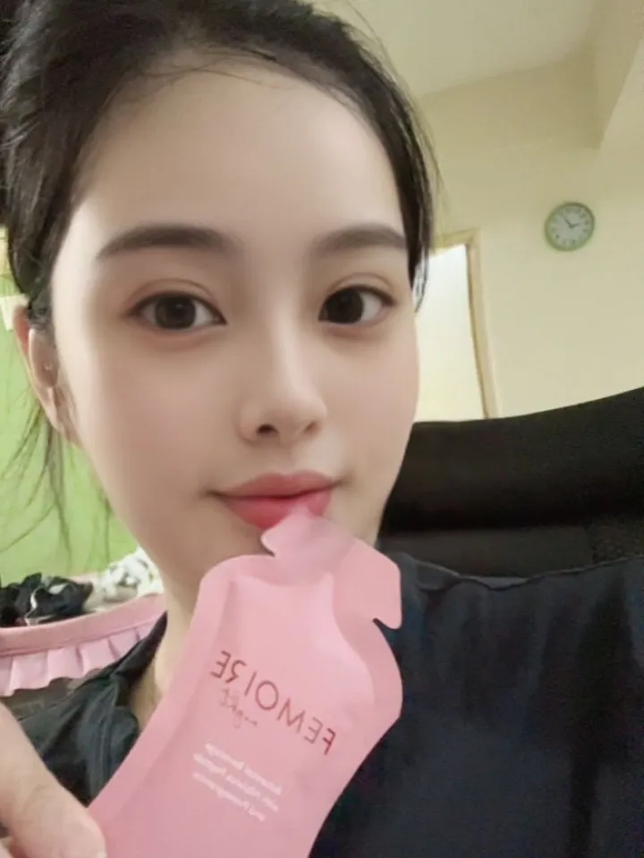 Femoire customer with their Night sachet