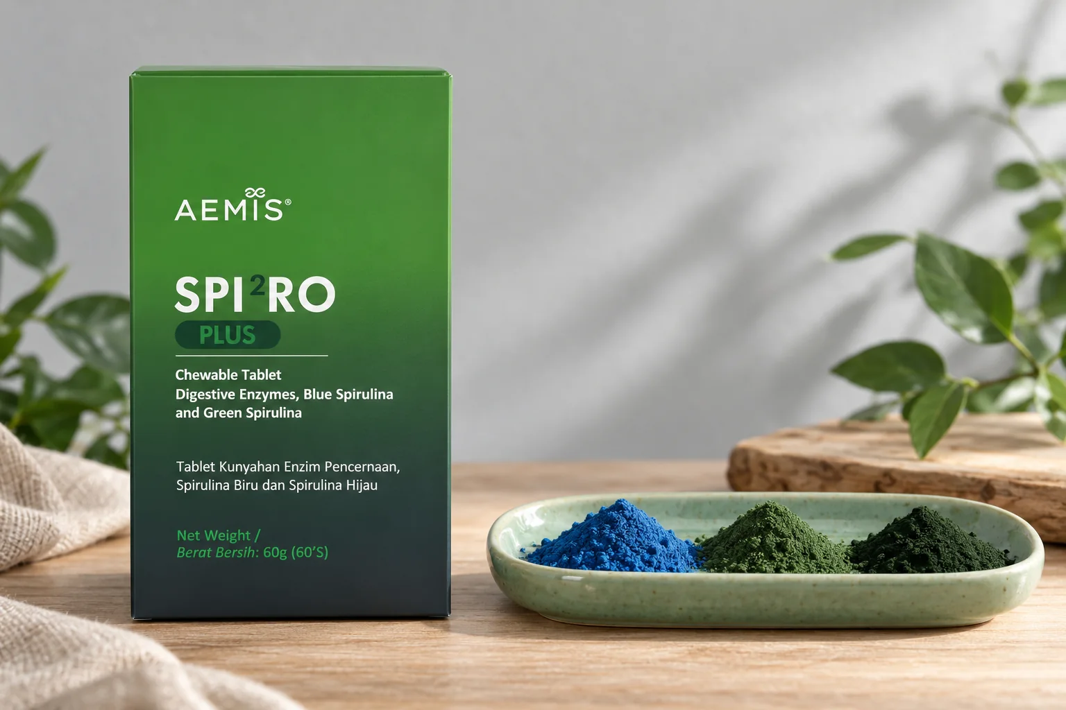 The SPIRO Plus box beside a ceramic tray of blue spirulina, green spirulina and chlorella powder