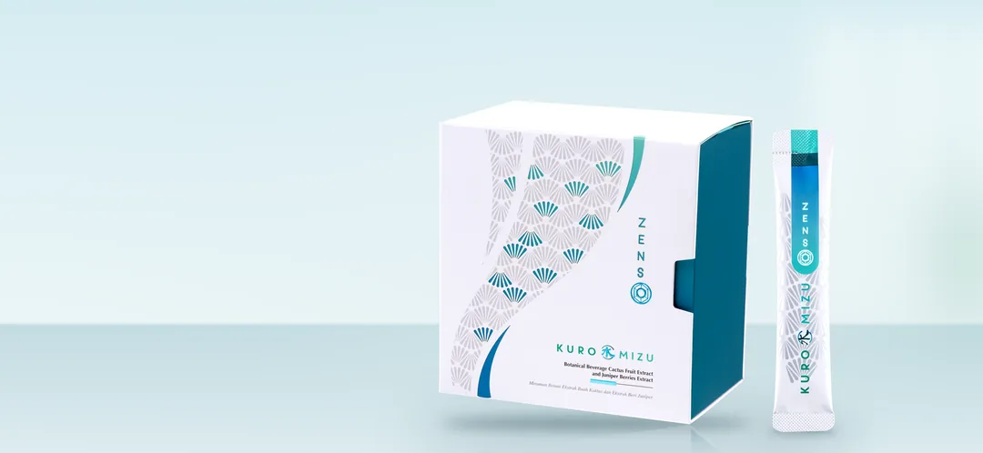 The Kuro Mizu box and a stick sachet on a pale pearl set.