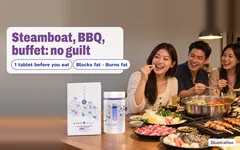 Illustration: friends and family laughing at a weekend steamboat and BBQ, one of them about to take a tablet, the Kuro Oiru box and jar on the table. Steamboat, BBQ, buffet: no guilt. 1 tablet before you eat. Blocks fat, burns fat.